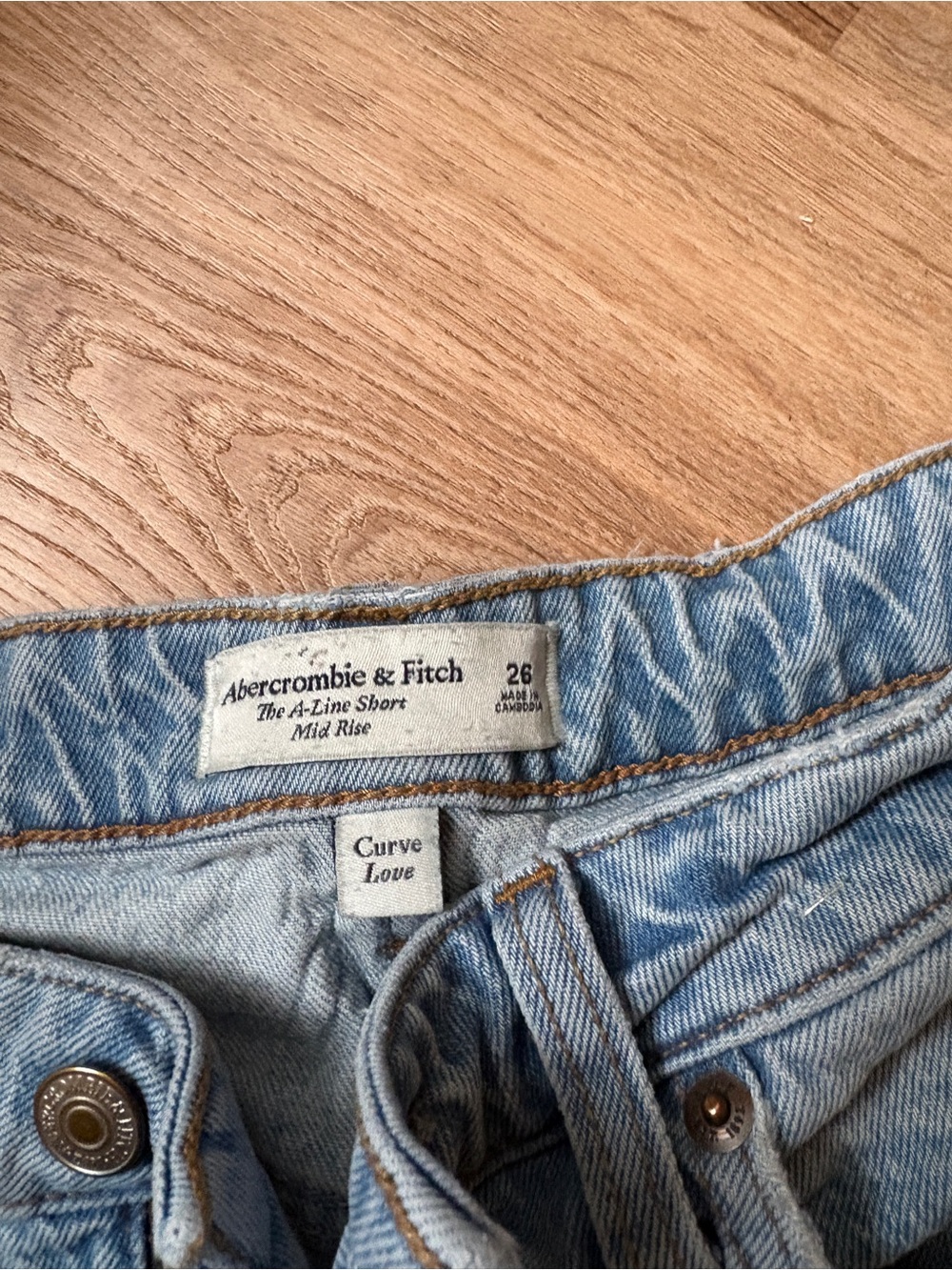 Abercrombie & Fitch Curve Love A-Line Mid-Rise Jean Shorts - Picture 4 of 6